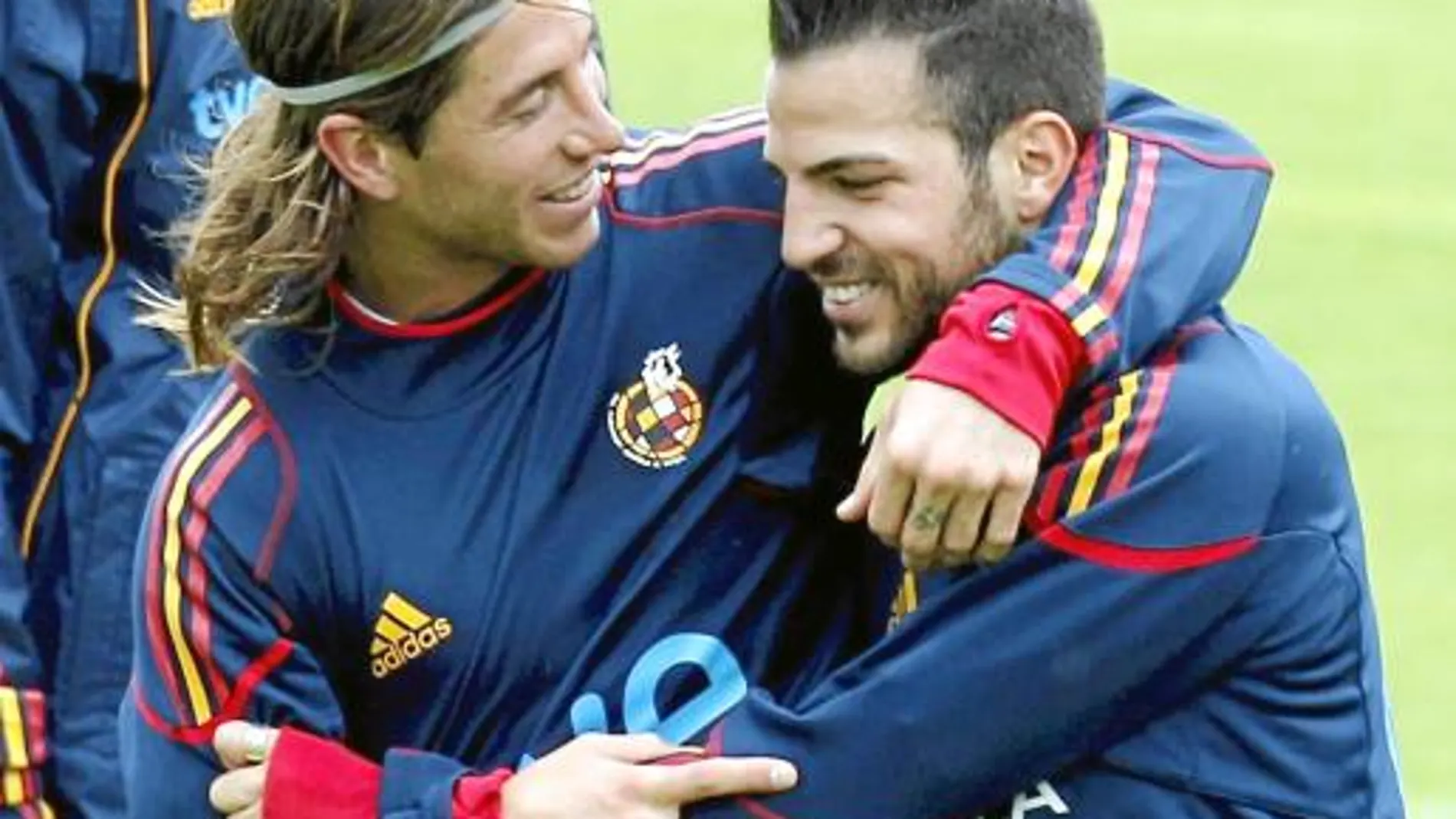 Sergio Ramos y Cesc bromean, sonrientes, durante el entrenamiento de ayer en Schruns
