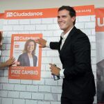 El presidente de Ciudadanos, Albert Rivera, junto con la candidata del partido a la alcaldía de Barcelona, Carina Mejías