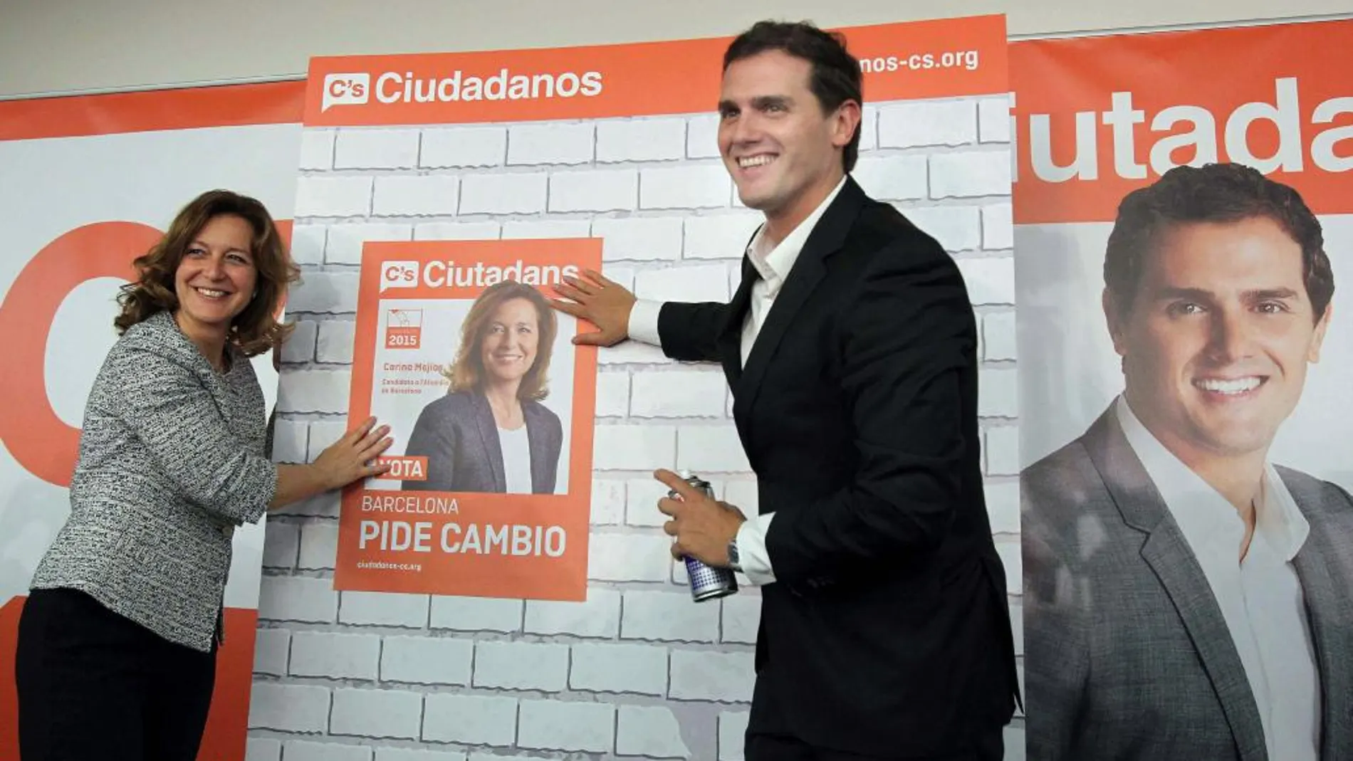 El presidente de Ciudadanos, Albert Rivera, junto con la candidata del partido a la alcaldía de Barcelona, Carina Mejías