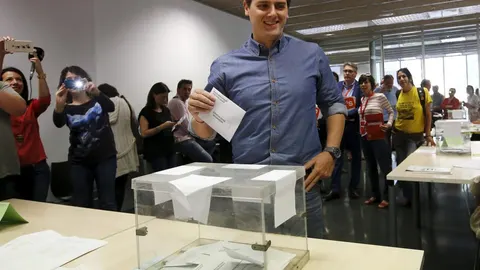 El líder de Ciudadanos, Albert Rivera, en el día de ayer depositando su voto en Barcelona