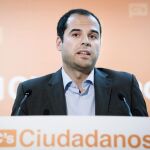 El candidato de Ciudadanos, Ignacio Aguado, tras la reunión que ha mantenido con Cifuentes.