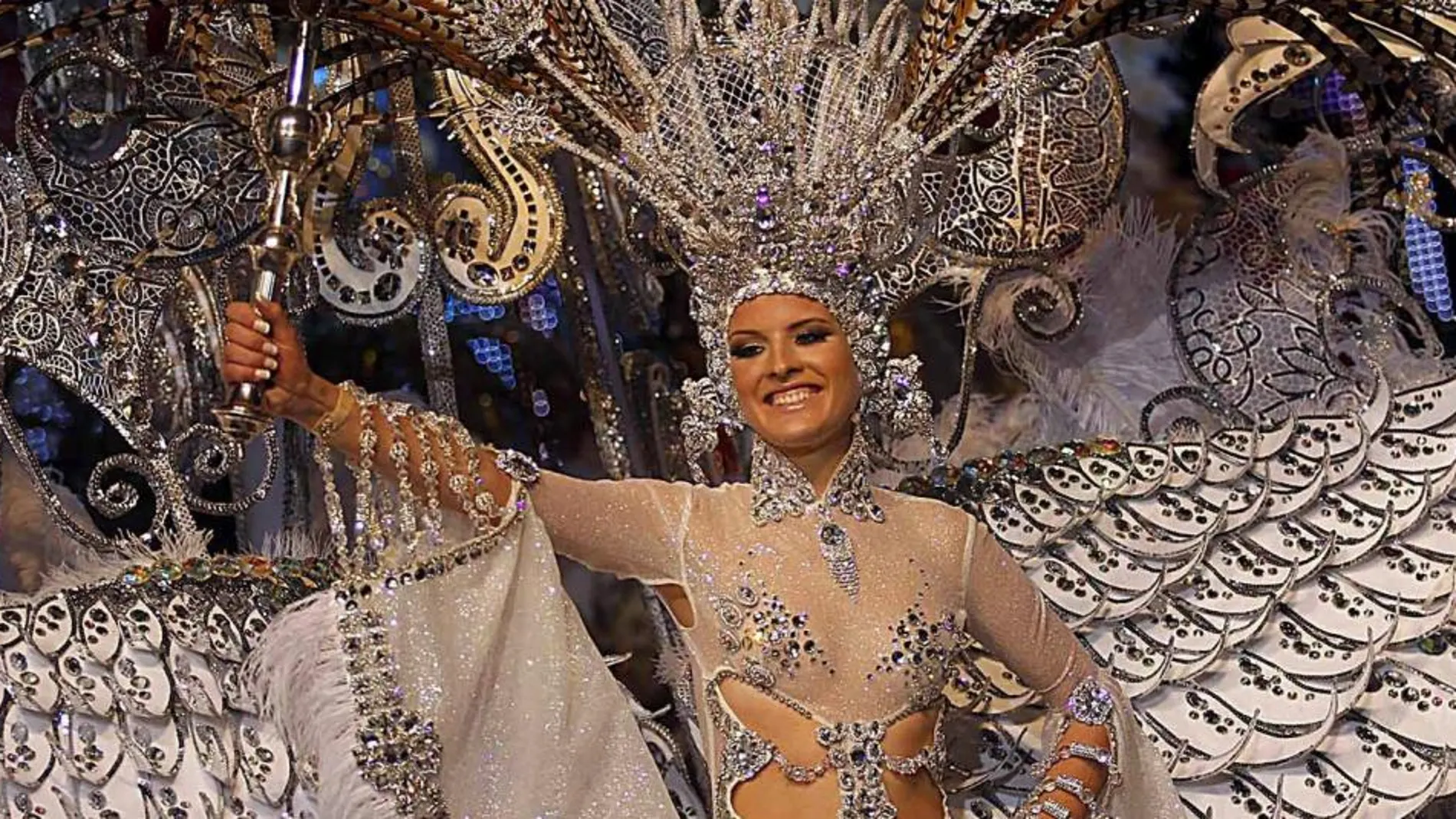 Soraya Rodríguez, con la fantasía 'Volare', tras proclamarse Reina del Carnaval de Tenerife 2013