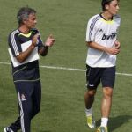 El entrenador del Real Madrid, el portugués José Mourinho (i), junto al internacional alemán de origen turco Mesut Özil (d)