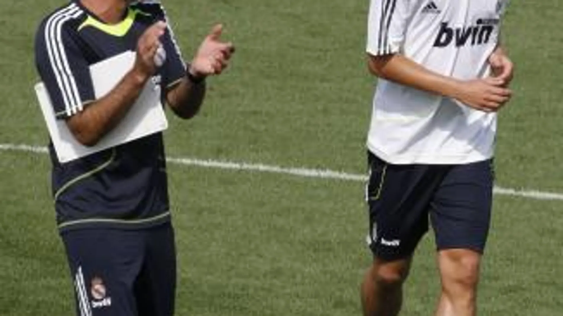 El entrenador del Real Madrid, el portugués José Mourinho (i), junto al internacional alemán de origen turco Mesut Özil (d)