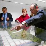 La candidata socialista a la presidencia de la Comunidad, Begoña García Retegui, durante su visita a Alhama