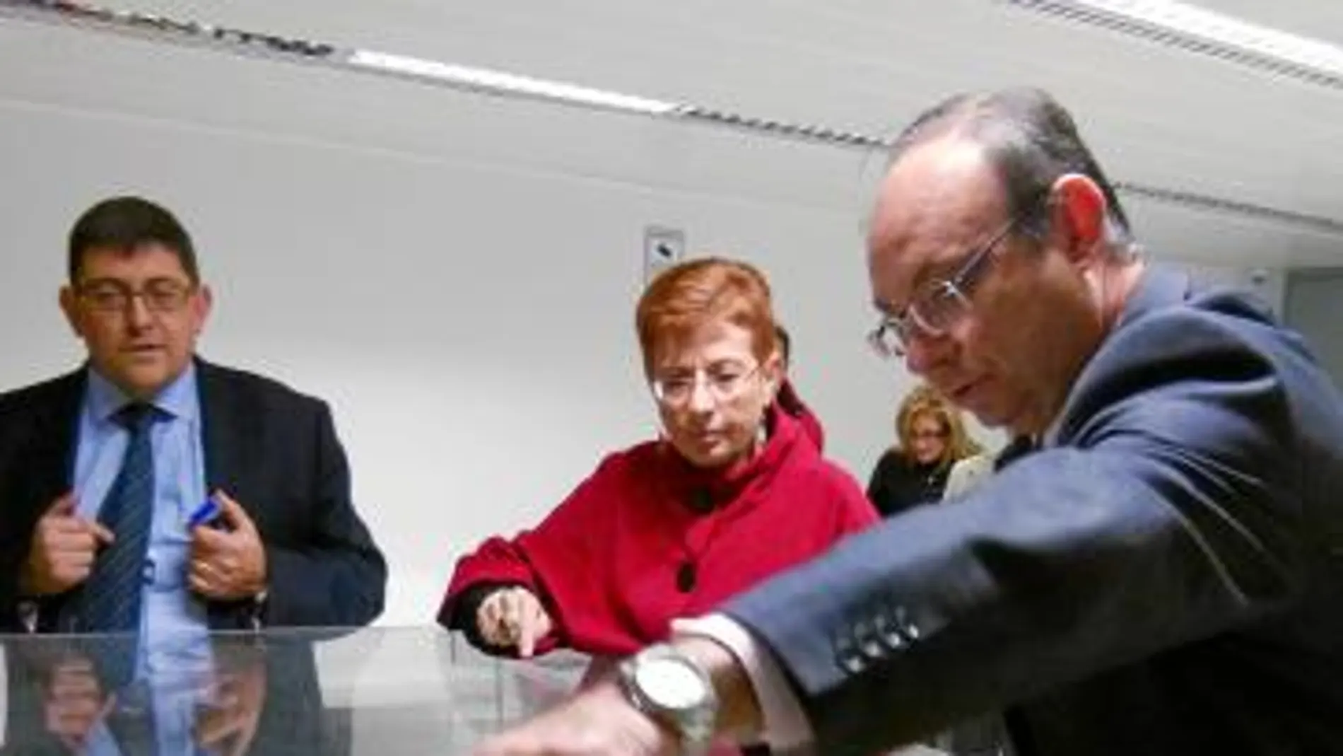 La candidata socialista a la presidencia de la Comunidad, Begoña García Retegui, durante su visita a Alhama