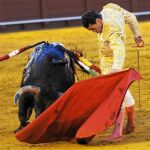 Natural del diestro sevillano Pepe Moral a su segundo toro de la tarde