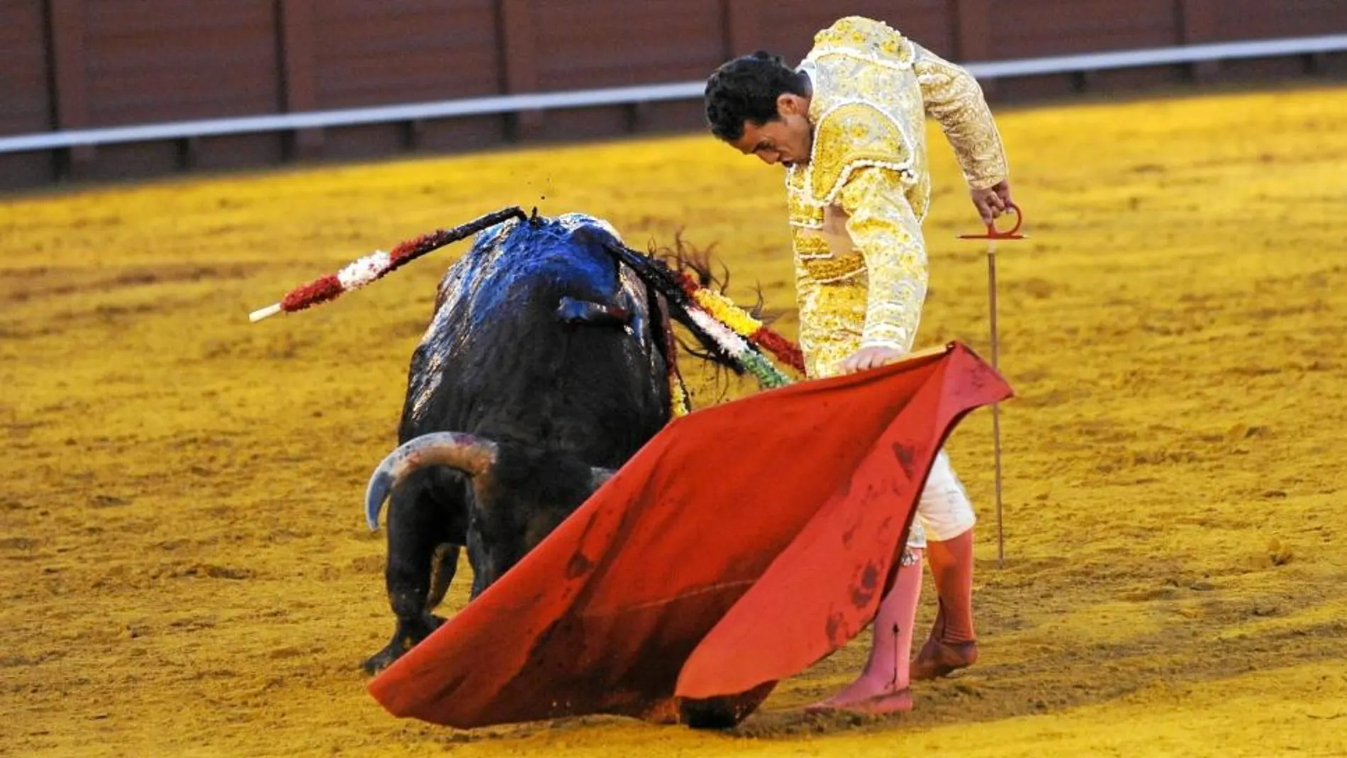 Natural del diestro sevillano Pepe Moral a su segundo toro de la tarde