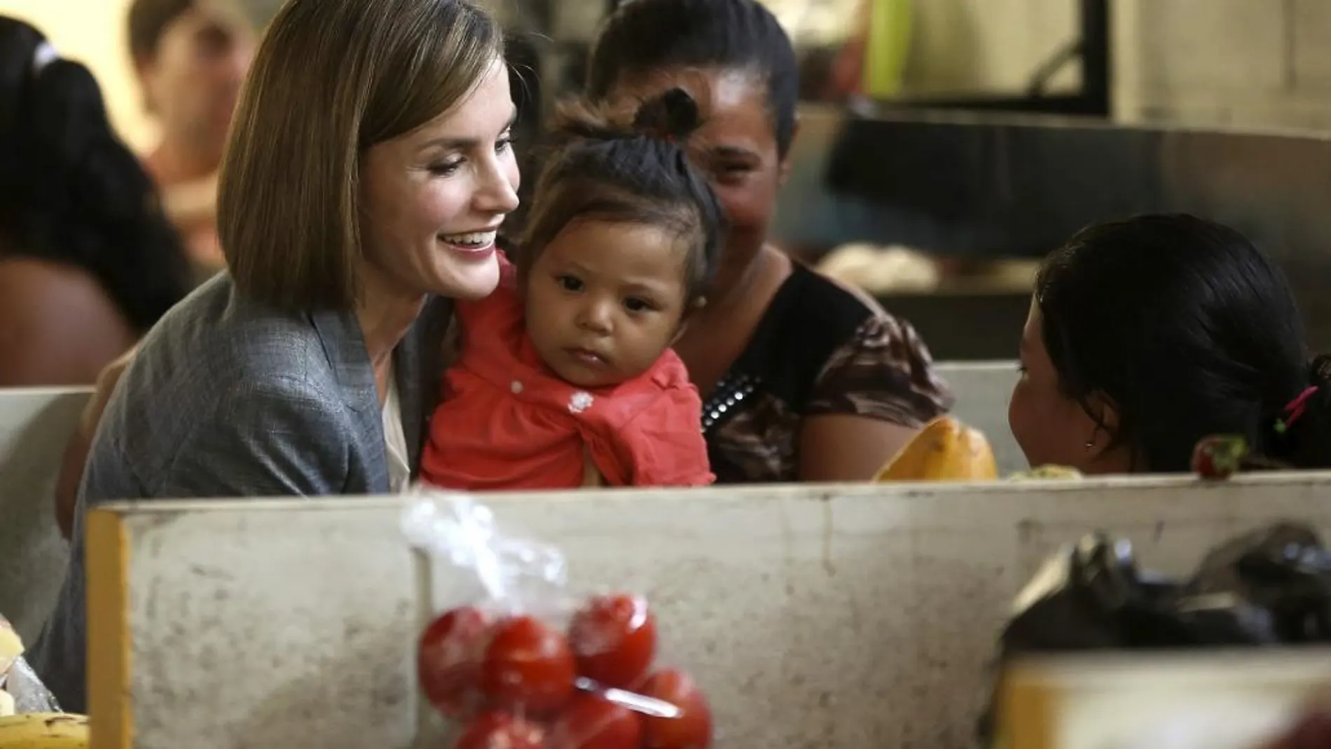 La reina Letizia durante la visita que ha ralizado al mercado municipal de Suchitito, en San Salvador