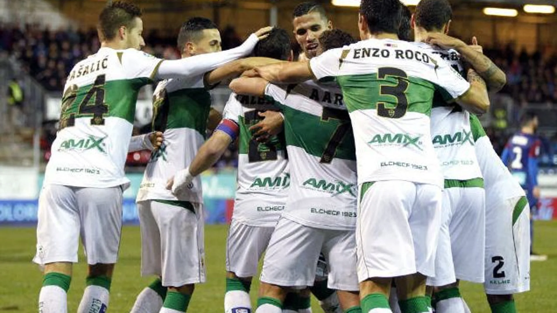 La plantilla del Elche celebra un gol