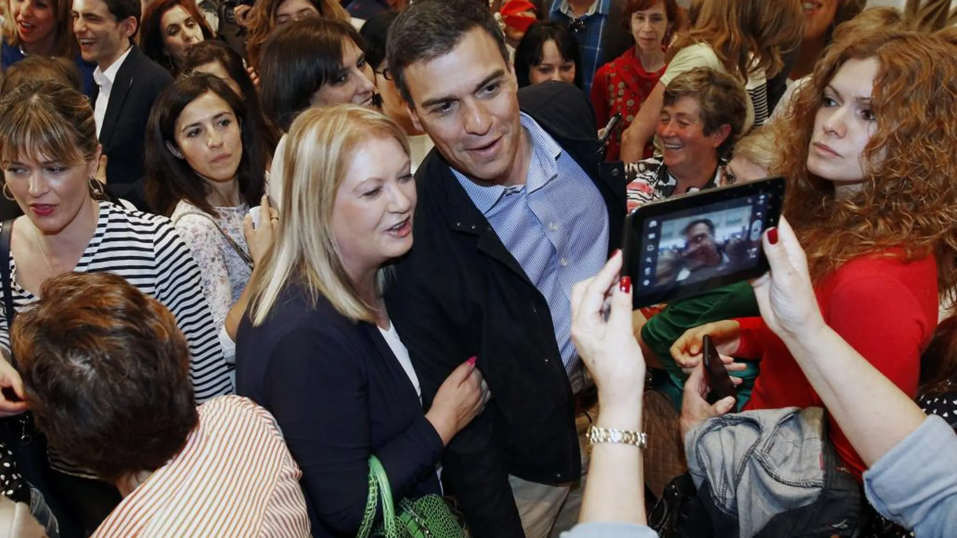 Pedro Sánchez tras intervenir en un acto público con mujeres en Cantabria