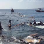 Inmigrantes indocumentados llegan a la playa de Zefyros en Rodas (Grecia). Al menos tres personas han muerto