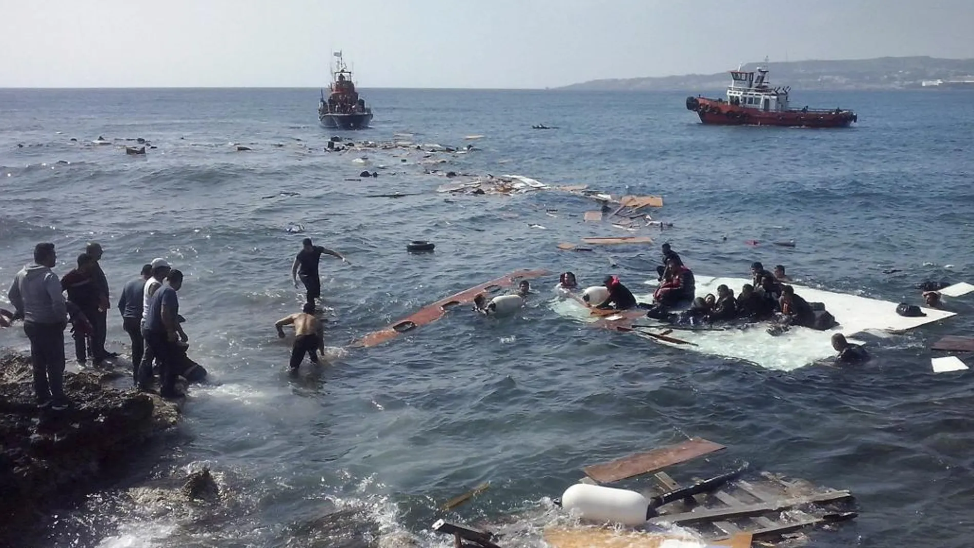 Inmigrantes indocumentados llegan a la playa de Zefyros en Rodas (Grecia). Al menos tres personas han muerto