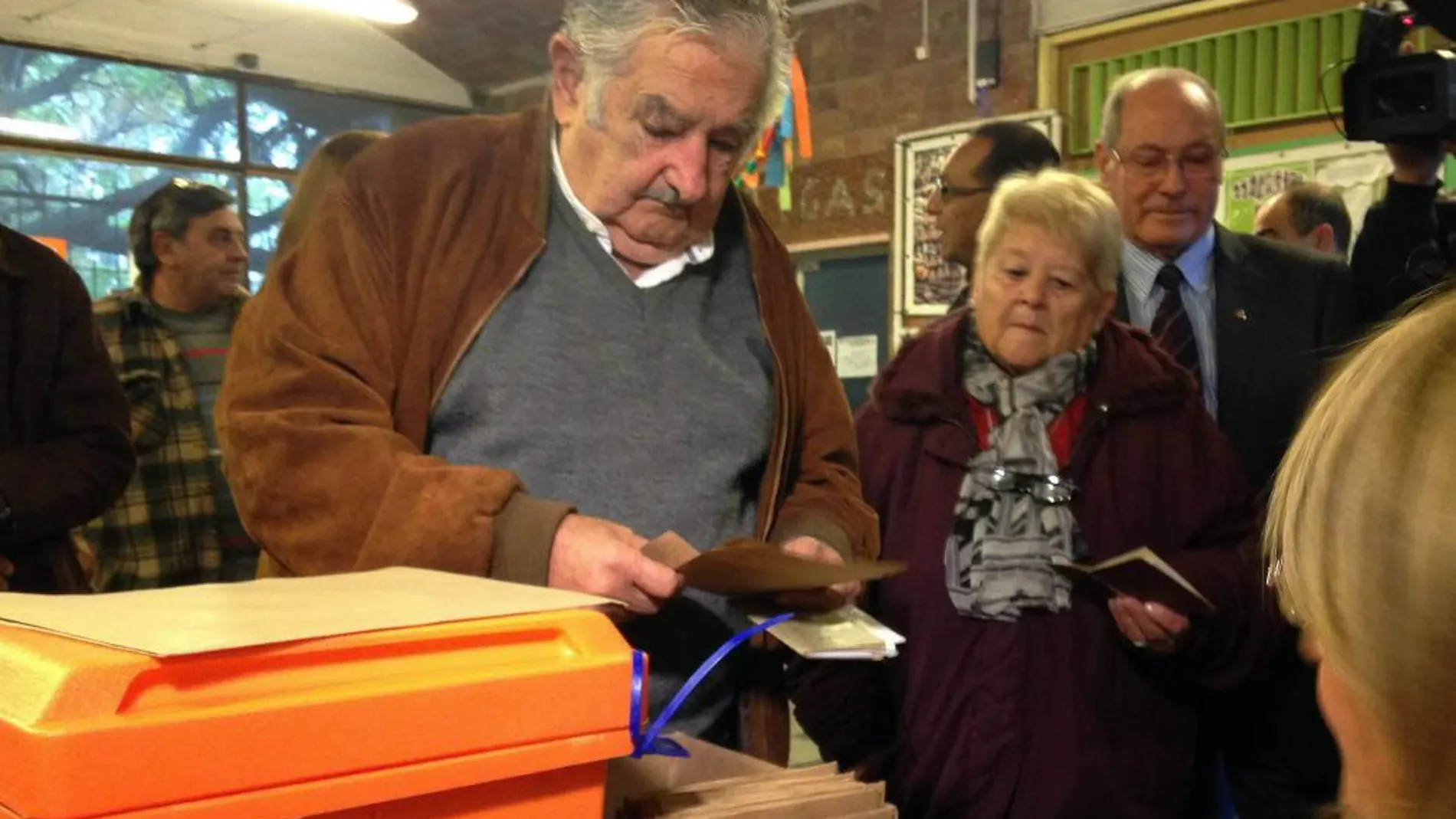 El ex presidente de Uruguay José Mujica deposita su voto en Montevideo