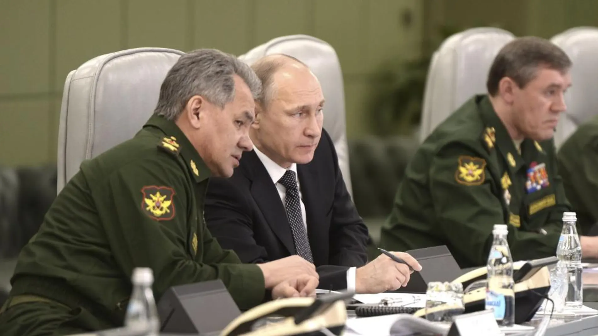 Vladimir Putin , junto al ministro de Defensa, Sergei Shoigu (Izq.) y el jefe de las Fuerzas Armadas, Valery Gerasimov.