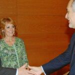 José Blanco y la presidenta regional, Esperanza Aguirre, en un encuentro con el regidor Esteban Parro