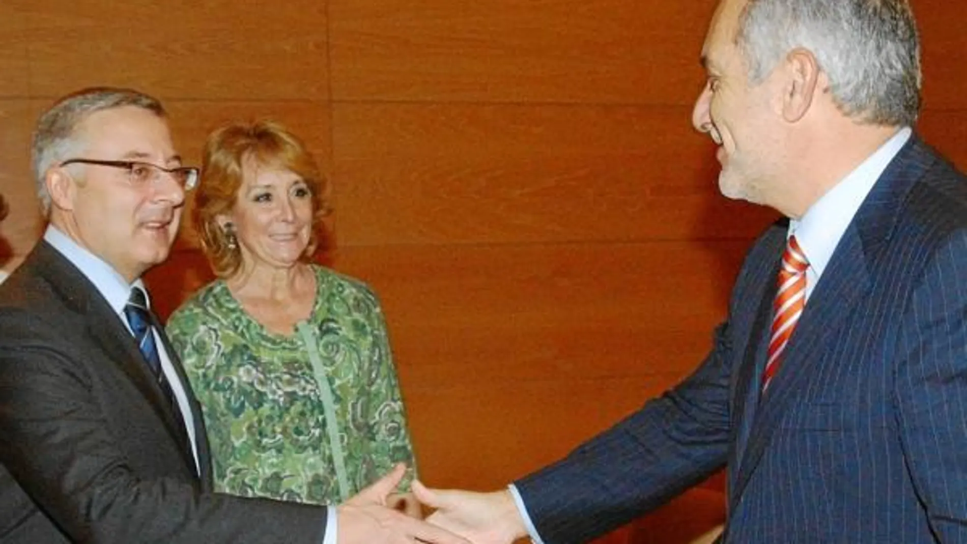 José Blanco y la presidenta regional, Esperanza Aguirre, en un encuentro con el regidor Esteban Parro
