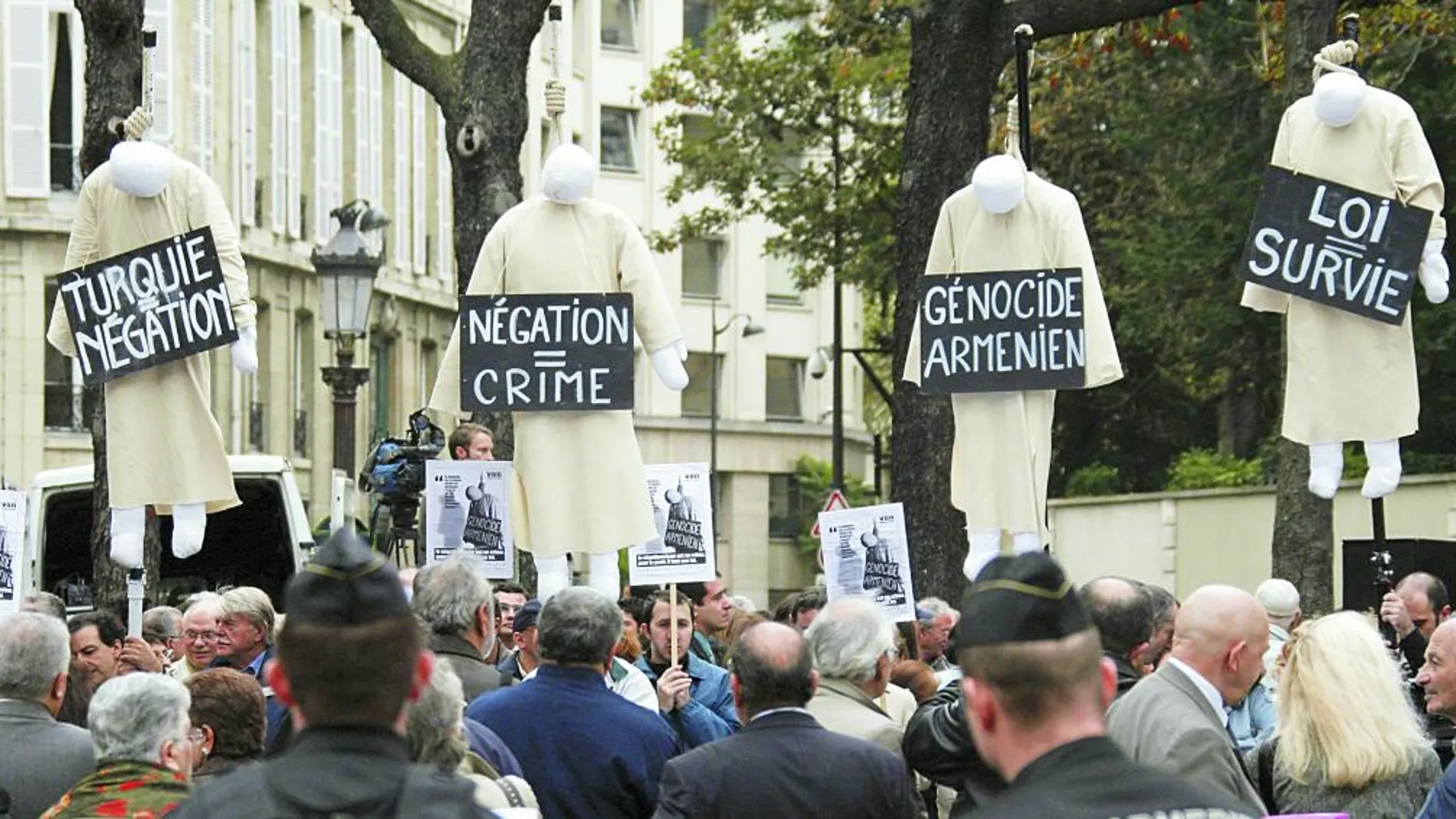 Manifestantes reclaman ante la Asamblea Nacional de París en 2006 que Turquía se una a esta lista