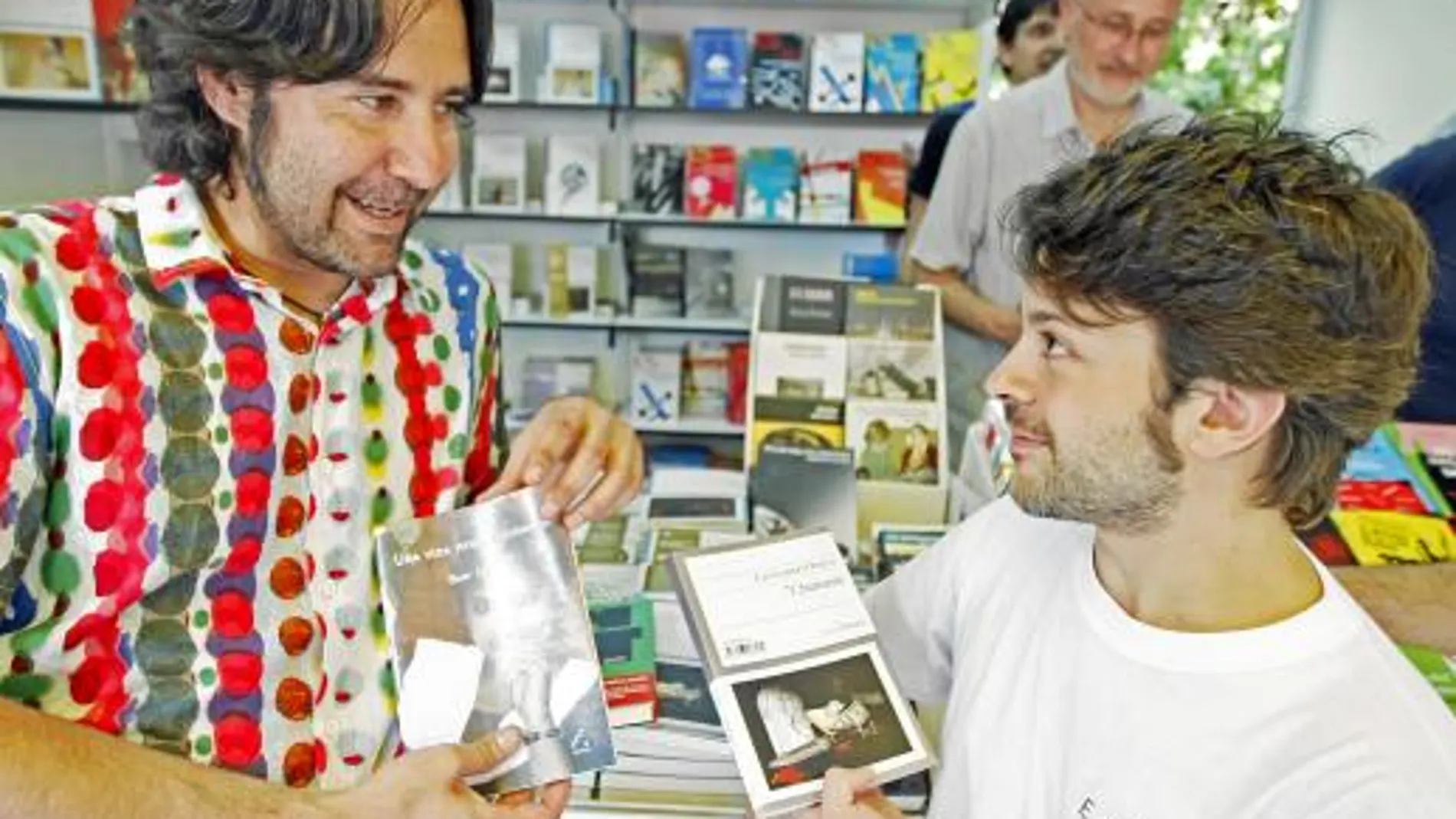 Daniel Ortiz y Pablo Mazo sonríen junto a esos libros frustrados