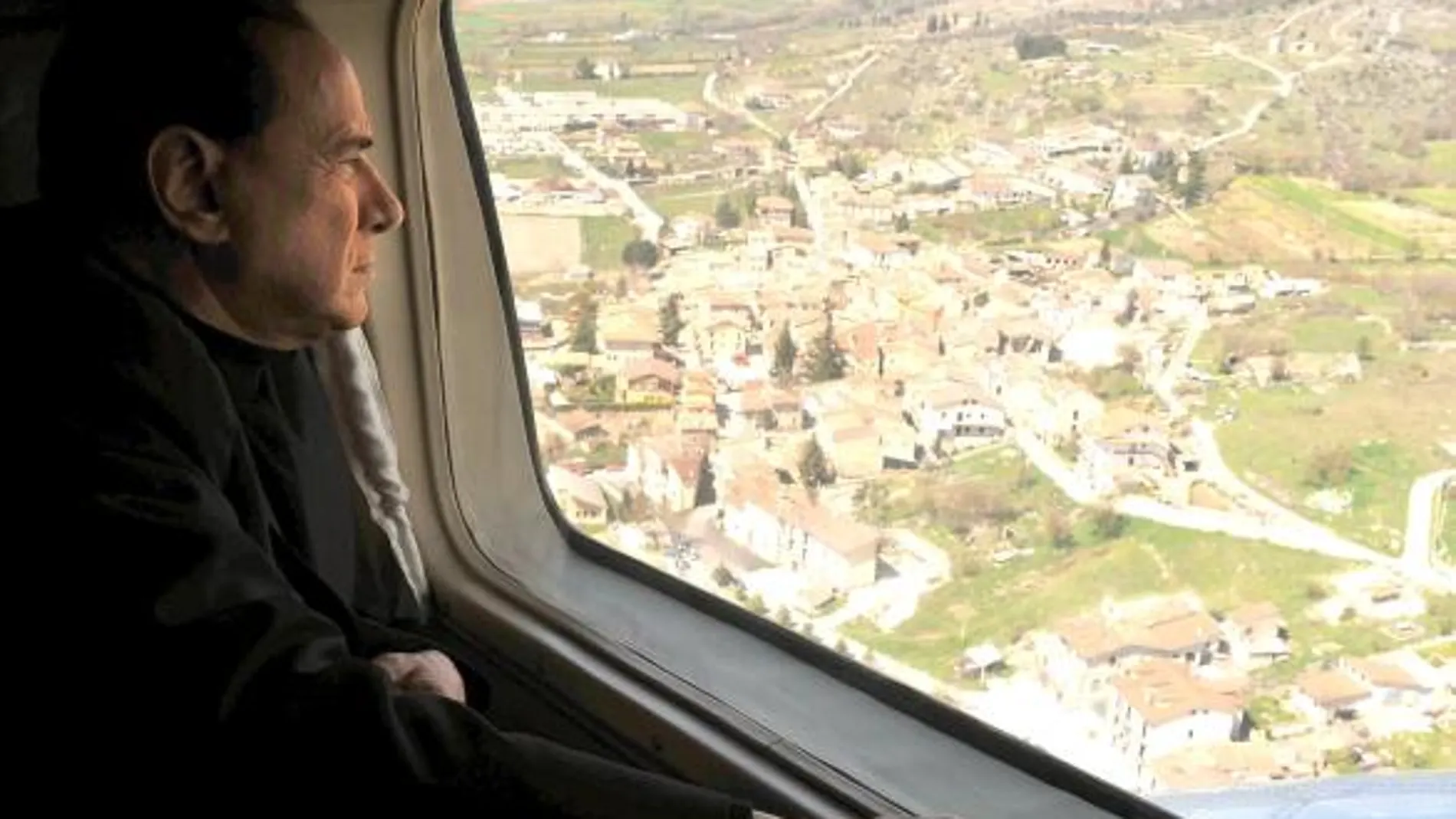 Berlusconi, a los afectados por el terremoto: «Ir hacia la costa, es Pascua, tomaros unos días que pagamos nosotros»