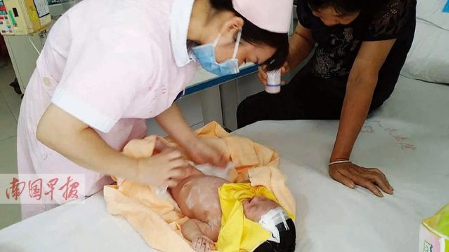 El bebé se aferró a la vida y sobrevivió ochos días sin alimento