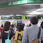 Viajeros miran el panel de horarios ferroviarios tras la alarma de terremoto que ha sacudido hoy Japón.