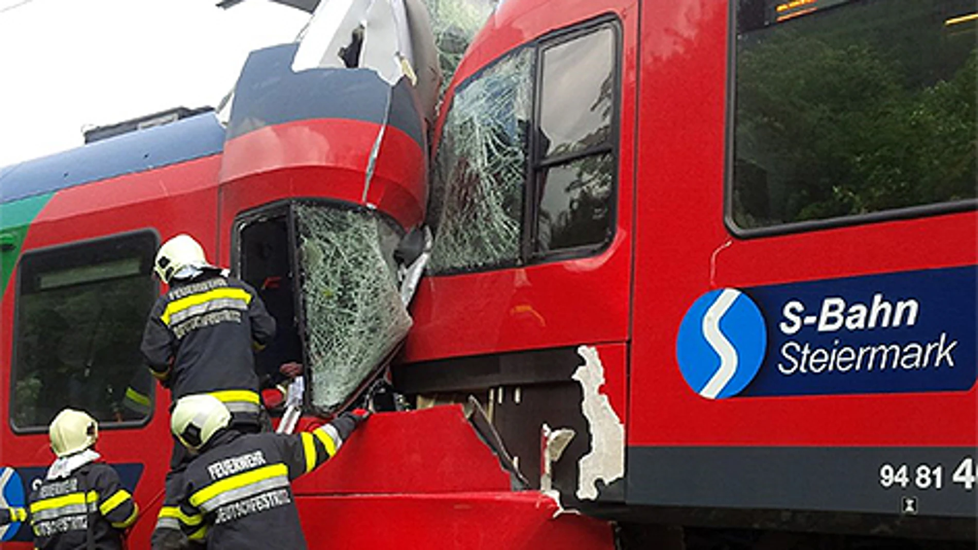 Los bomberos intentan acceder al interior del tren