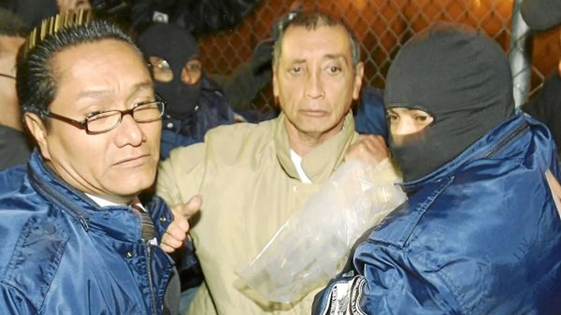 En la foto de archivo aparece el ex gobernador de Quintana Roo, Mario Villanueva, momentos después de ser detenido y encarcelado en la prisión de máxima seguridad de El Altiplano, en 2007.