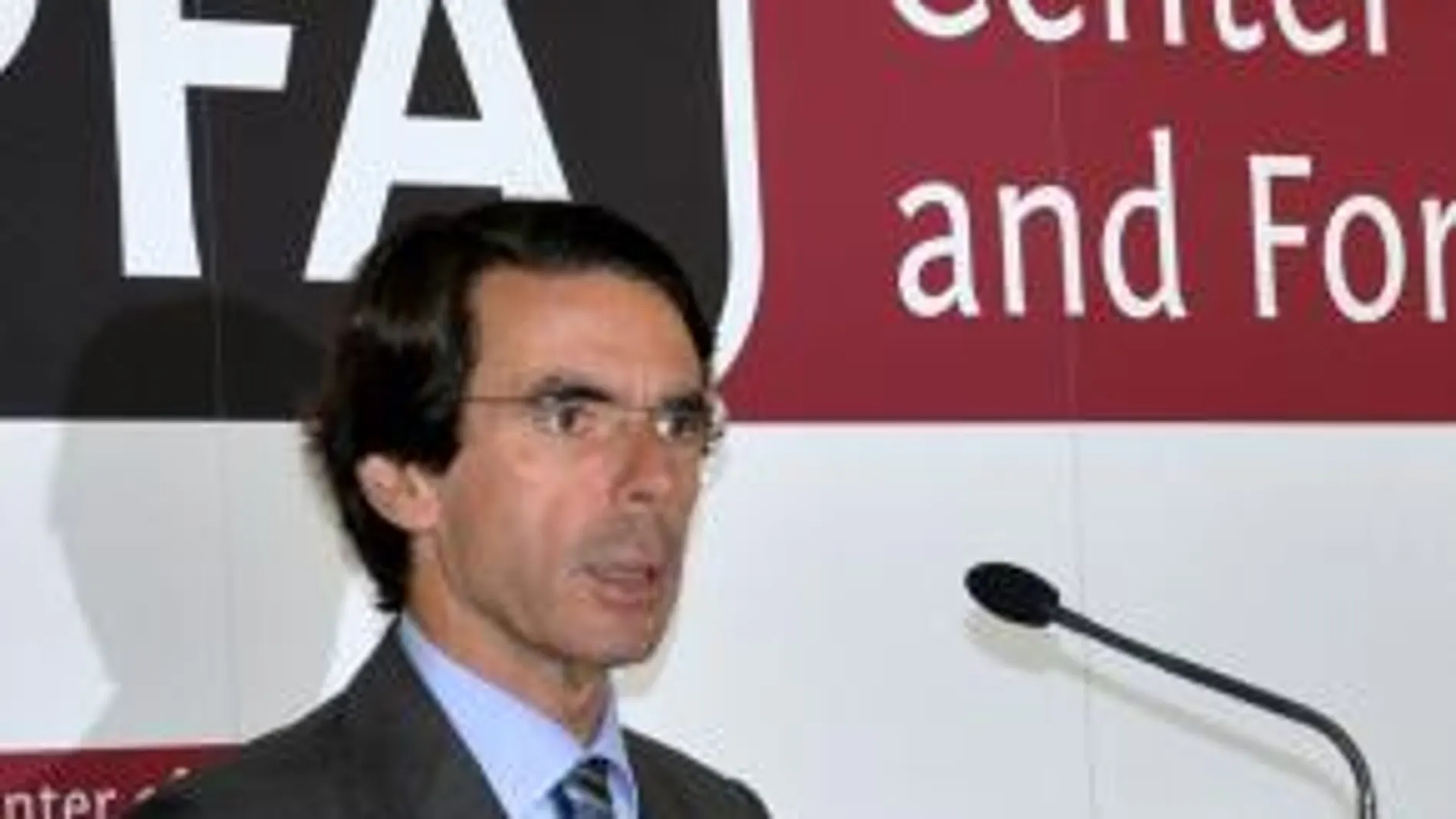 Aznar: «Cada día se prolonga inútilmente la agonía de España»