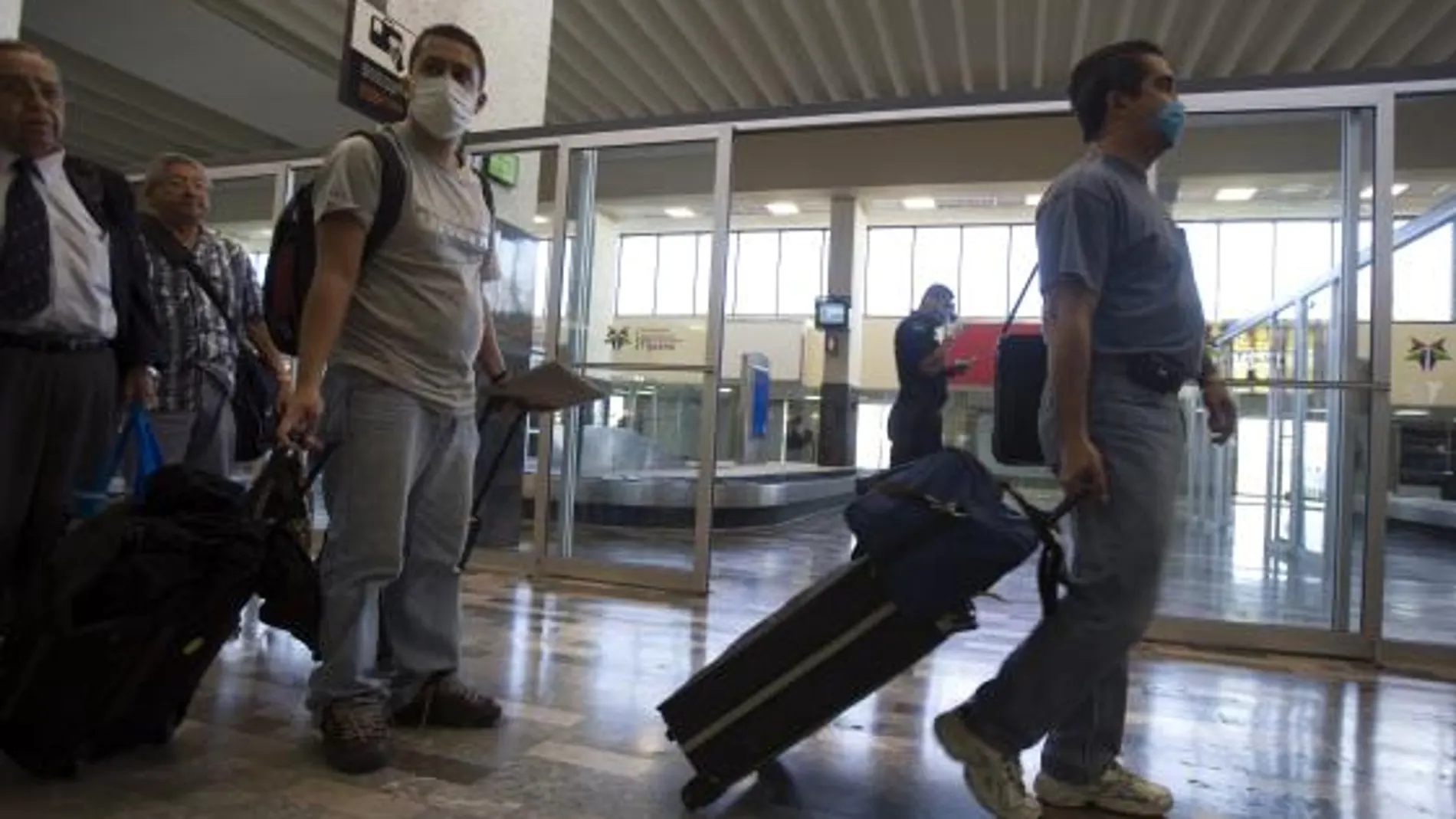 AENA aislará a los pasajeros con síntomas que lleguen a España