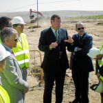 El consejero de Fomento, Antonio Silván, con Luis Alberto Solís, en su visita a las mejoras en la carretera AV-105