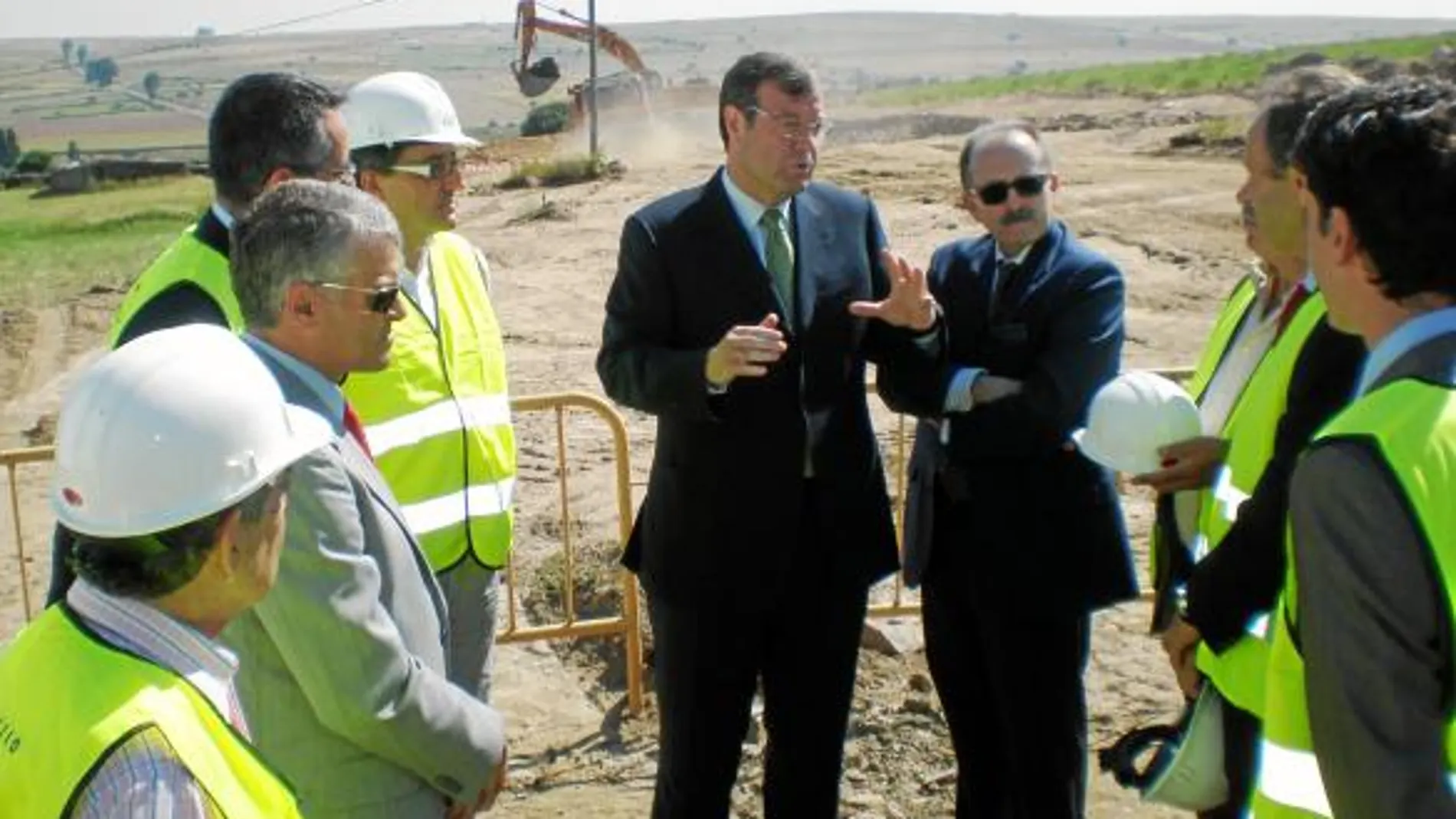 El consejero de Fomento, Antonio Silván, con Luis Alberto Solís, en su visita a las mejoras en la carretera AV-105