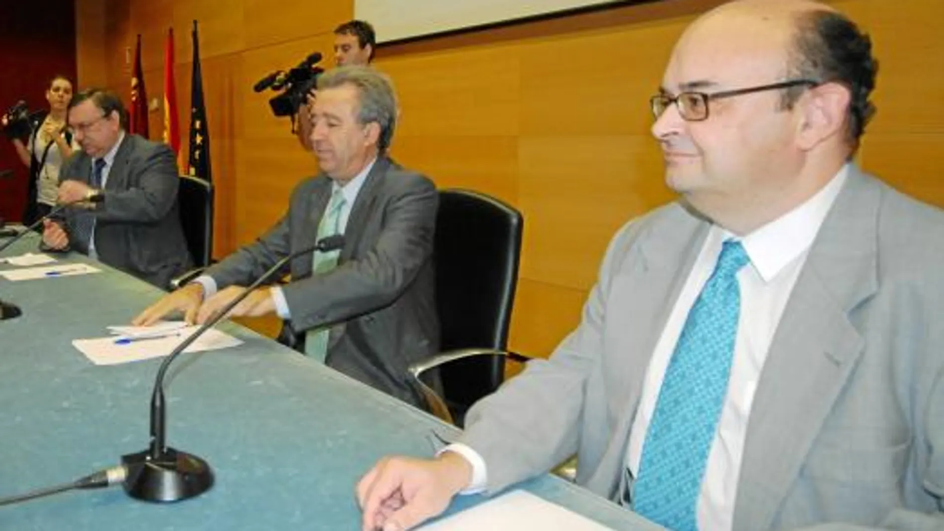 Carmelo Logroño, Antonio Cerdá y Francisco Cabezas inauguraron la conferencia en el Archivo Regional