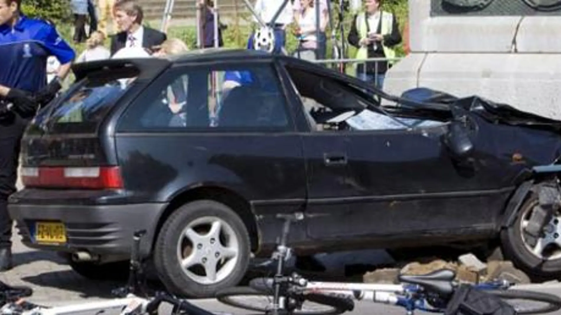 Un coche arrolla al público que esperaba a la Familia Real holandesa