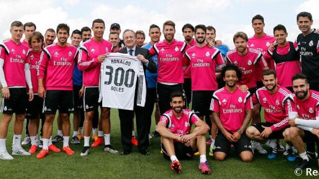 Florentino Pérez entegó a Cristiano una camiseta conmemorativa por sus 300 goles con el Madrid