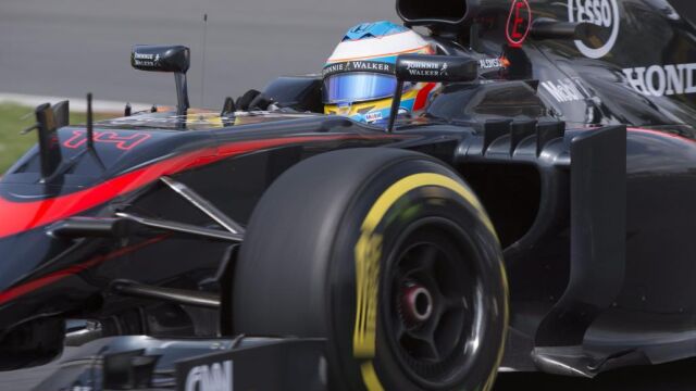 El McLaren de Fernando Alonso, durante unos libres del GP de Canadá