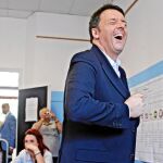 El primer ministro italiano, Matteo Renzi, vota en un colegio cerca de Florencia