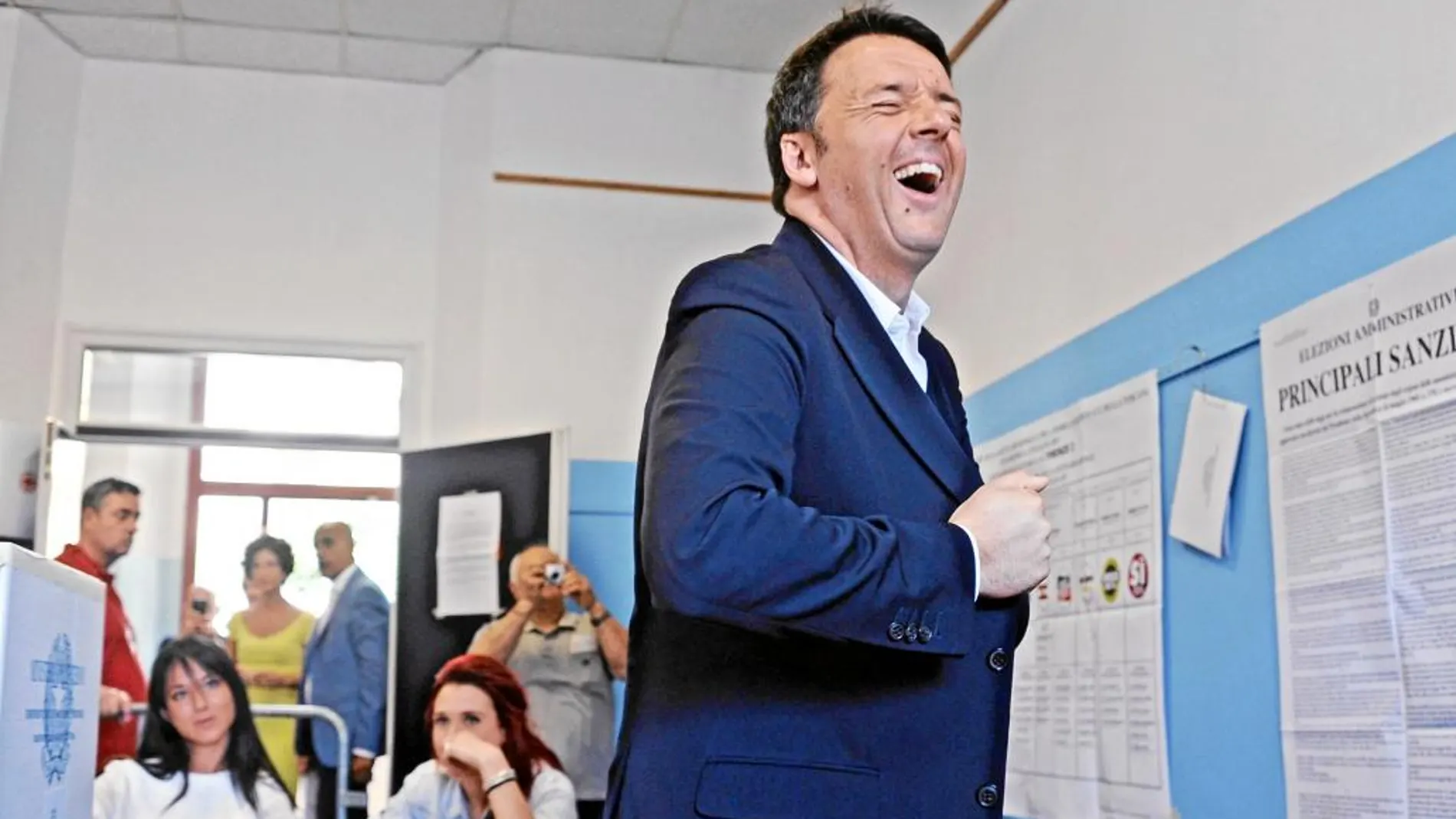 El primer ministro italiano, Matteo Renzi, vota en un colegio cerca de Florencia