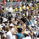 El Papa a su llegada al Estadio de Sarajevo