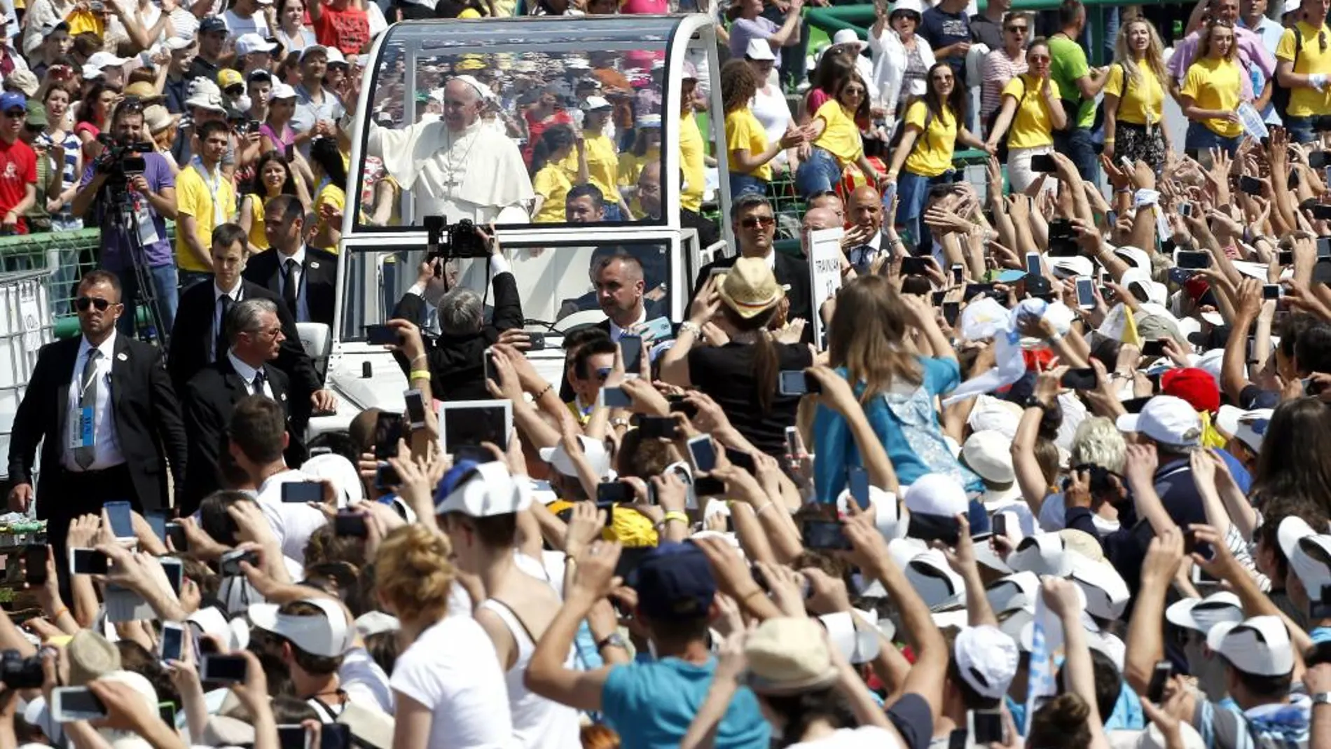 El Papa a su llegada al Estadio de Sarajevo