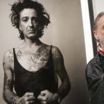 Alberto García-Alix posa ante una de sus obras que bajo el título "Autorretrato", se exponen en el Palau de la Virreina