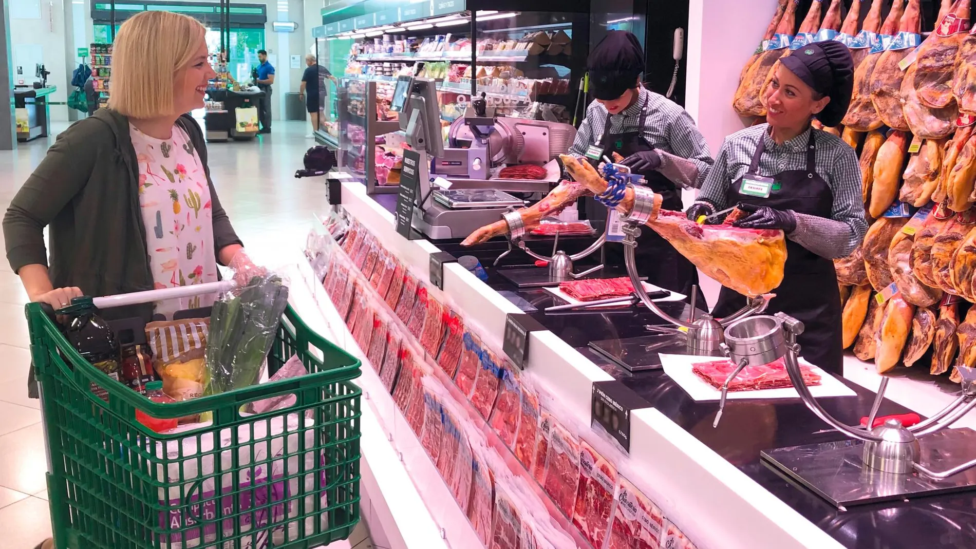 Una clienta en la sección de charcutería de un establecimiento de Mercadona