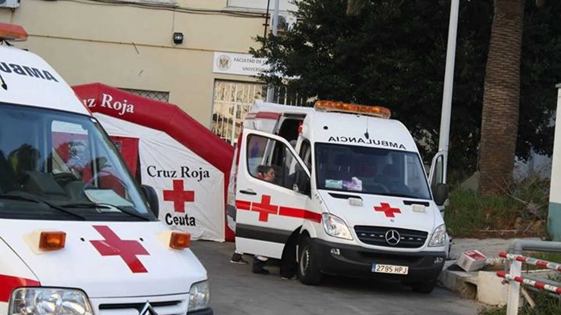 Voluntarios de la Cruz Roja de Ceuta atienden a los intoxicados