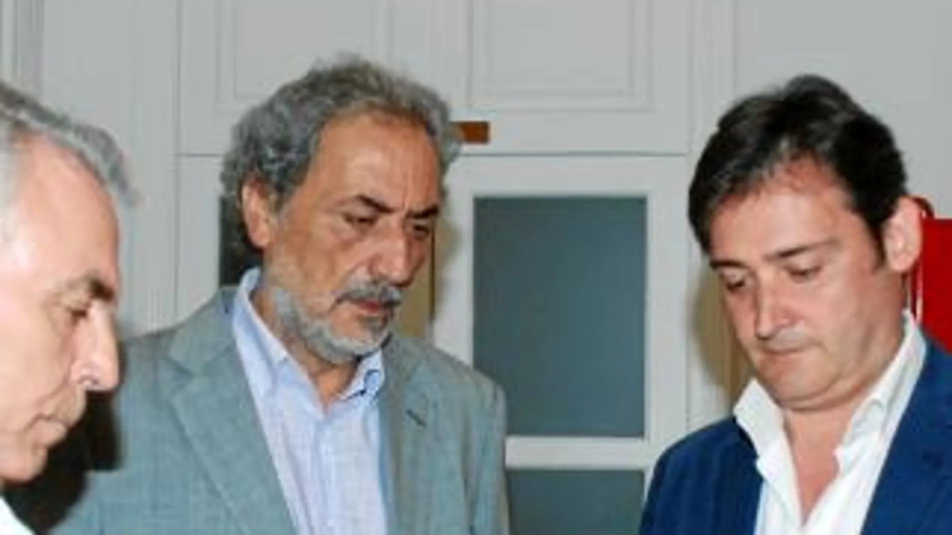 Eloy Carmona, junto a José Chamizo al presentar la queja