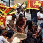 Una multitud se concentra mientras espera a que se confirme la noticia de la derrota del terrorismo en la isla en Colombo, Sri Lanka