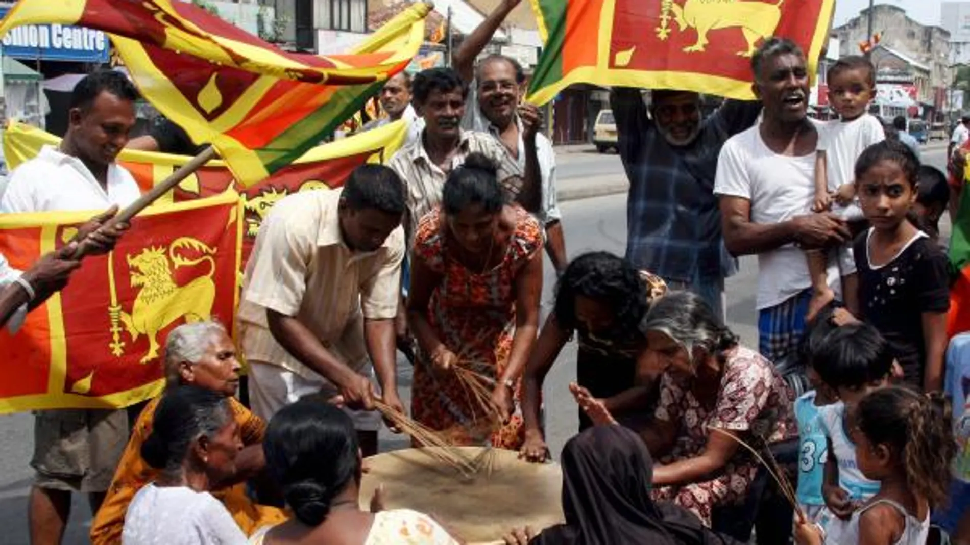 Una multitud se concentra mientras espera a que se confirme la noticia de la derrota del terrorismo en la isla en Colombo, Sri Lanka