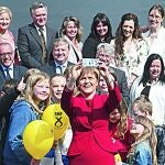 LA «GANADORA» La líder nacionalista, Nicola Sturgeon, se hace un selfie ayer con sus diputados