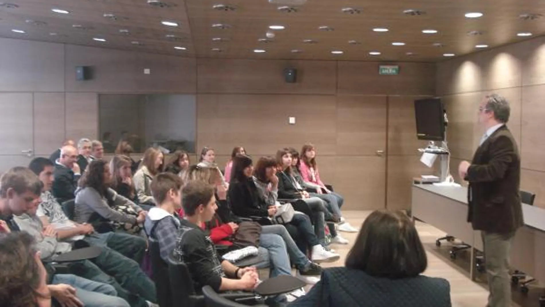 Jóvenes reciben un curso de orientación profesional