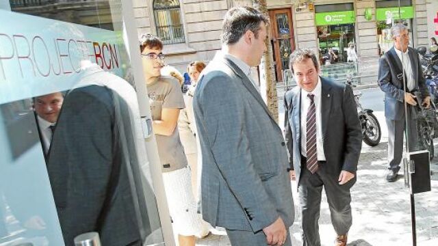 Martí recibe a Hereu en la nueva sede de campaña del PSC de Barcelona, que desde ayer está abierta a quien quiera dar consejos al partido