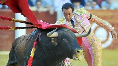 El Cid, en un pase de pecho ayer en el coso vallisoletano